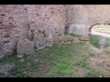 03652 ostia - regio i - insula iii - caseggiato del mitreo di menandro (i,iii,5) - via dei balconi - raum 12 - suedwestecke - 09-2022.jpg